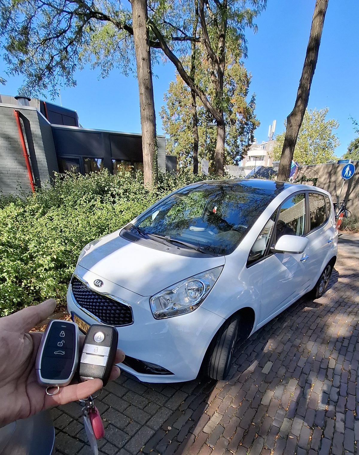Autosleutel met de bijbehorende auto