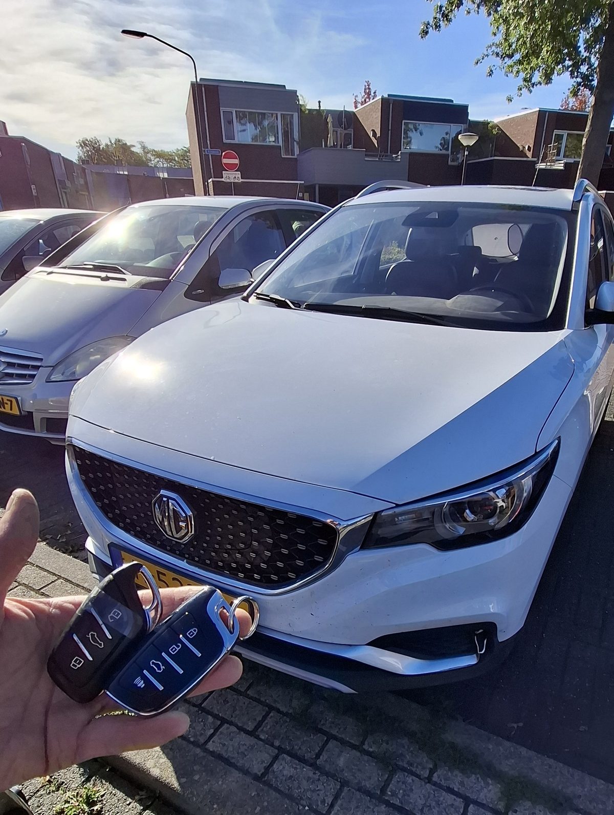Autosleutel met de bijbehorende auto