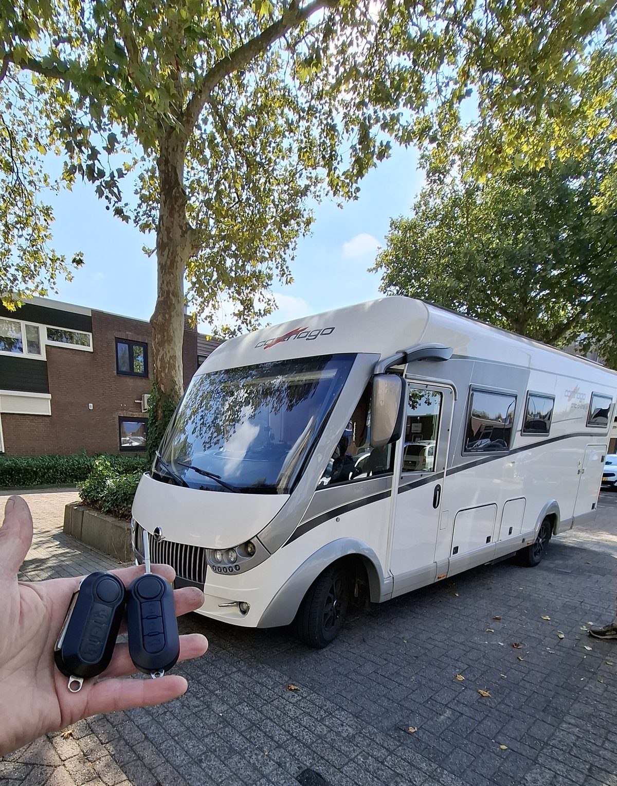 Autosleutel met de bijbehorende auto