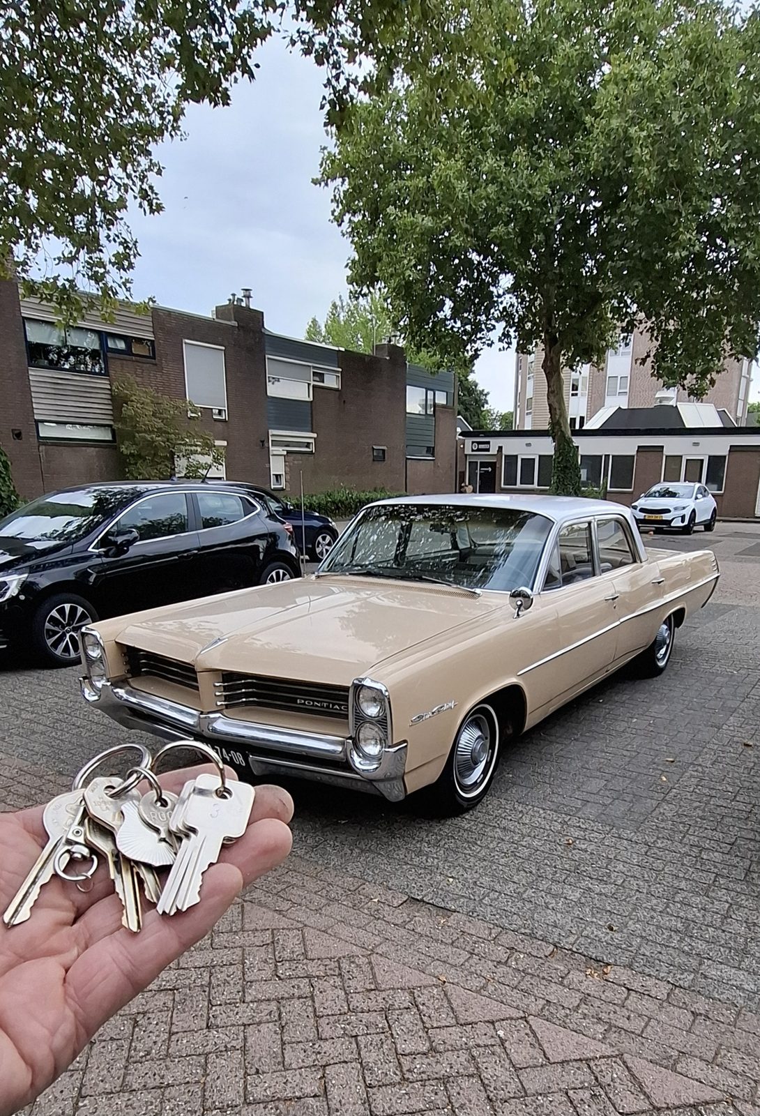 Autosleutel met de bijbehorende auto