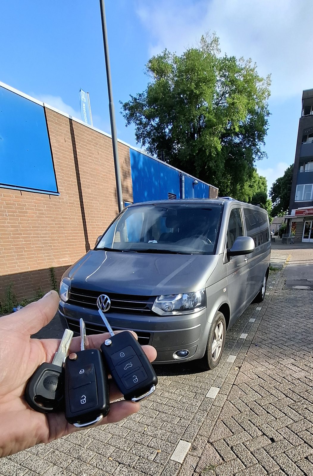 Autosleutel met de bijbehorende auto