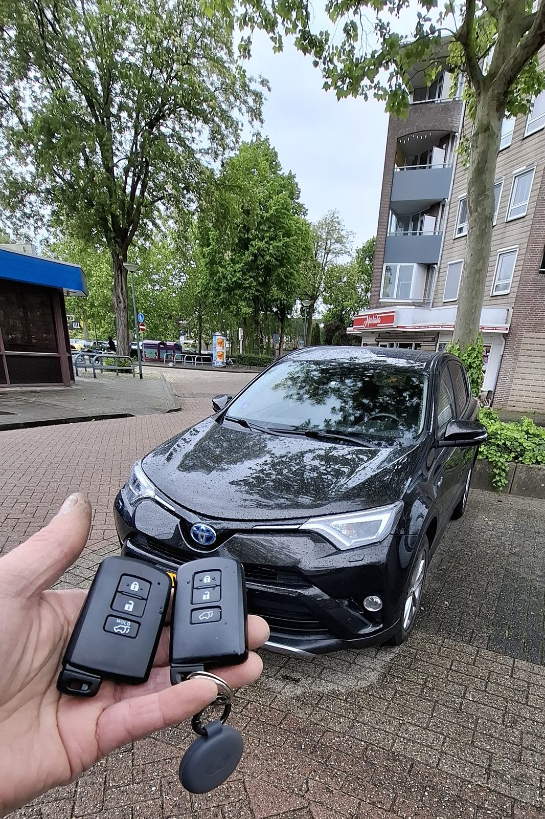 Autosleutel met de bijbehorende auto