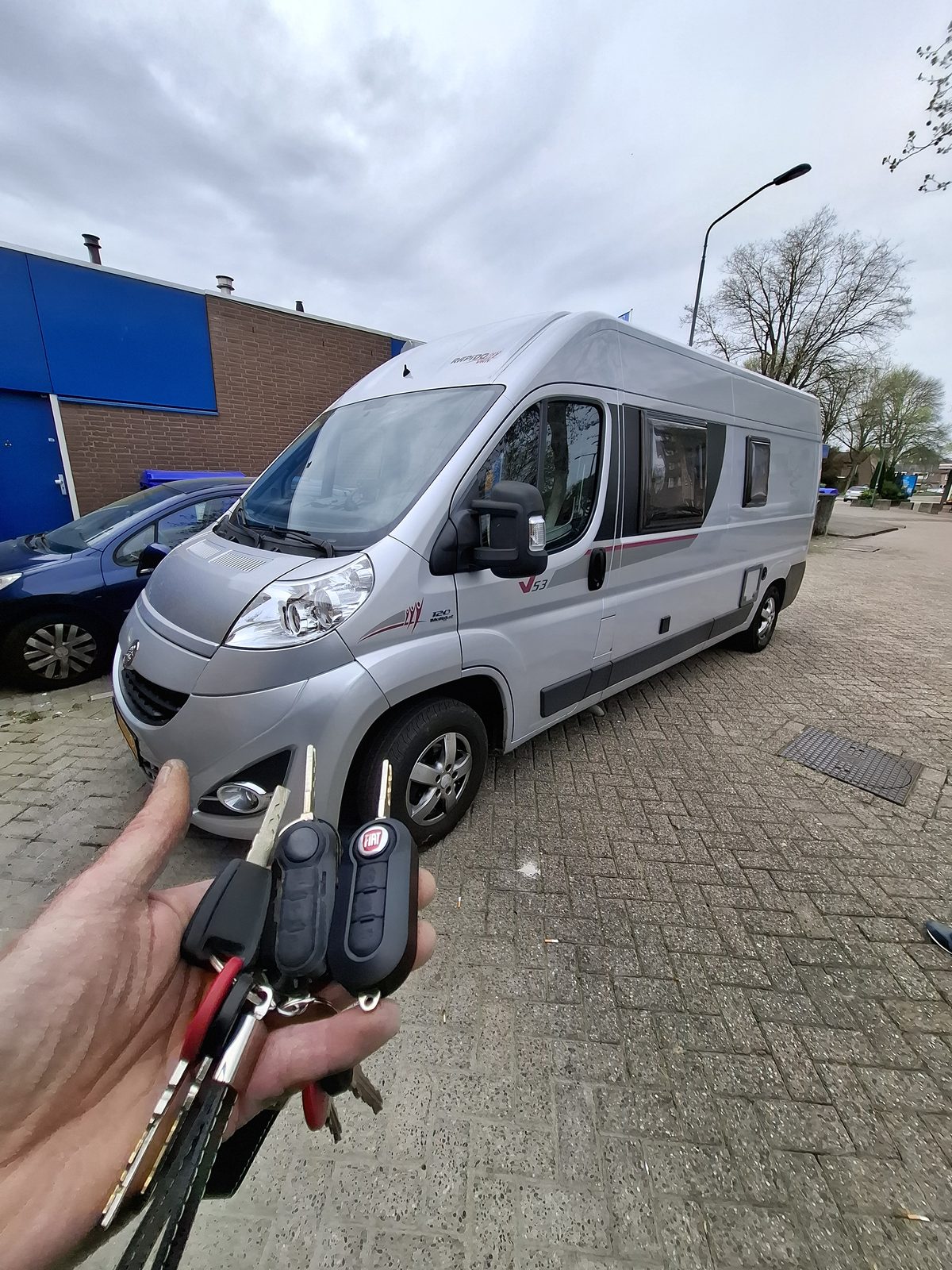Autosleutel met de bijbehorende auto