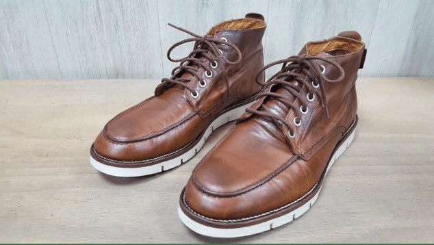 Bruine leren schoenen na de reiniging