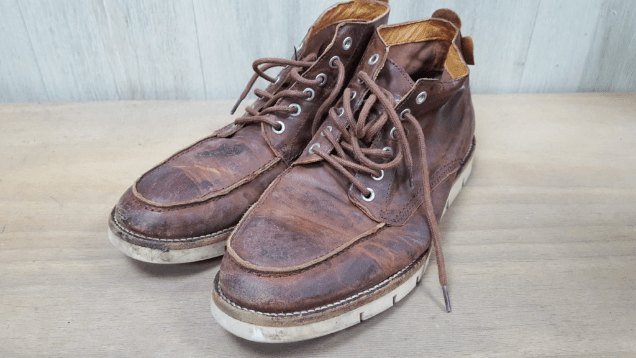 Bruine leren schoenen voor de reiniging