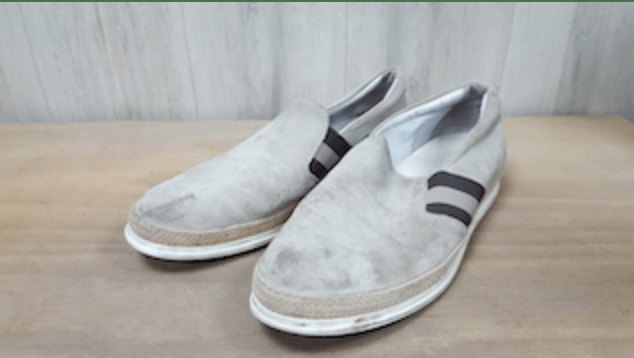 Grijze suède schoenen voor de reiniging