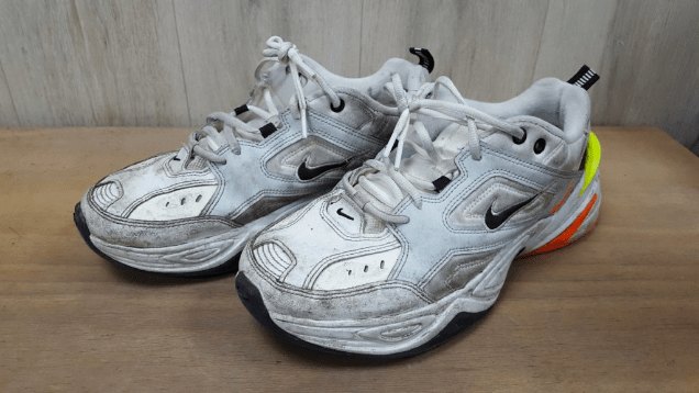 Witte sneakers voor de reiniging