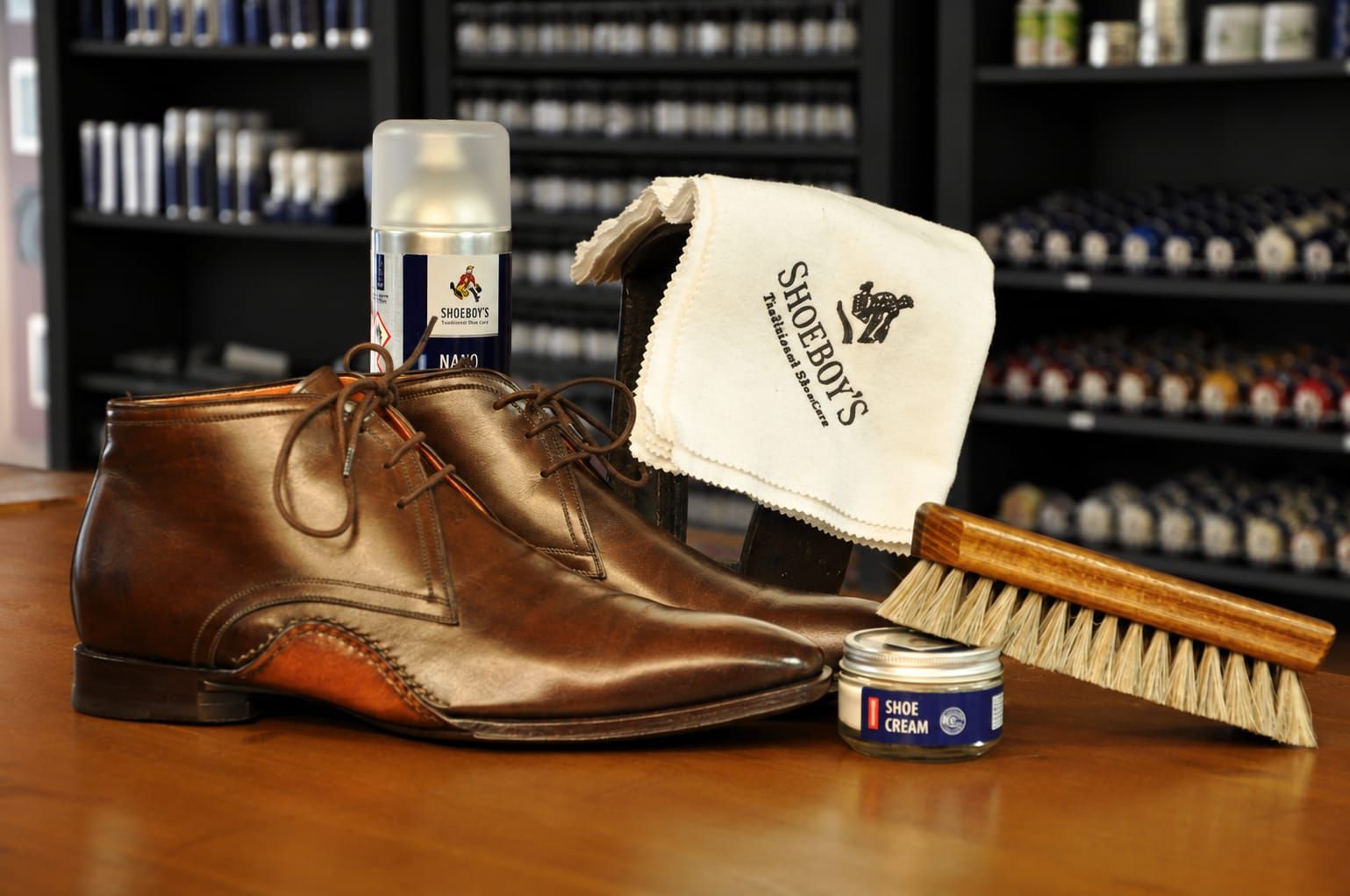 Leren schoenen met poetsdoek, borstel en schoencrème
